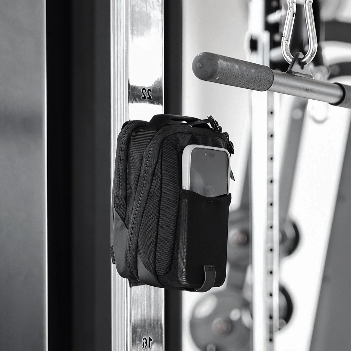 magnetic gym bag - pull